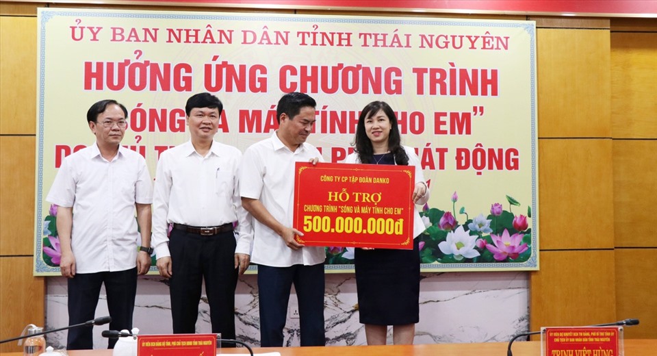Phó Tổng Giám đốc Trần Thị Thu Thủy - đại diện Danko Group hưởng ứng chương trình “Sóng và máy tính cho em”. Ảnh: DK