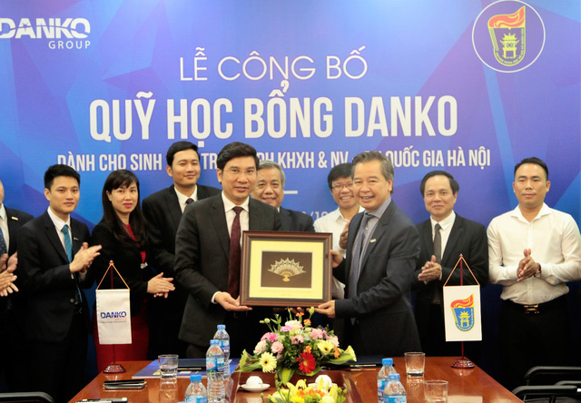 Sau khi kí kết nhận quỹ học bổng cho các sinh viên xuất sắc, GS.TS Phạm Quang Minh tặng món quà lưu niệm cho Tập đoàn Danko