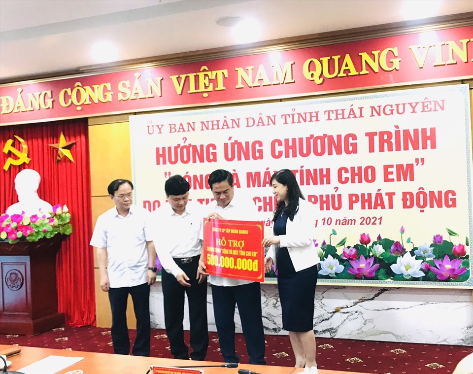 Ông Lê Quang Tiến, Phó Chủ tịch UBND tỉnh tiếp nhận ủng hộ của các doanh nghiệp, doanh nhân cho Chương trình “Sóng và máy tính cho em“. Ảnh: Danko