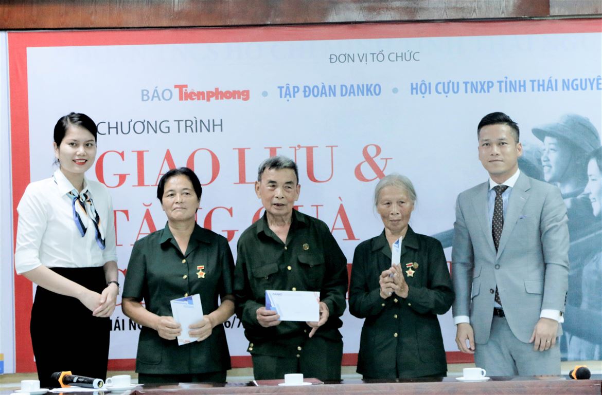 Danko Group phối hợp cùng báo Tiền phong tặng quà cựu thanh niên xung phong Thái Nguyên
