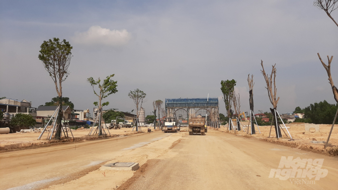 Từ cổng chính cho tới đường vào KĐT Danko City đang được hoàn thiện trên 80% khối lượng. Ảnh: Toán Nguyễn.
